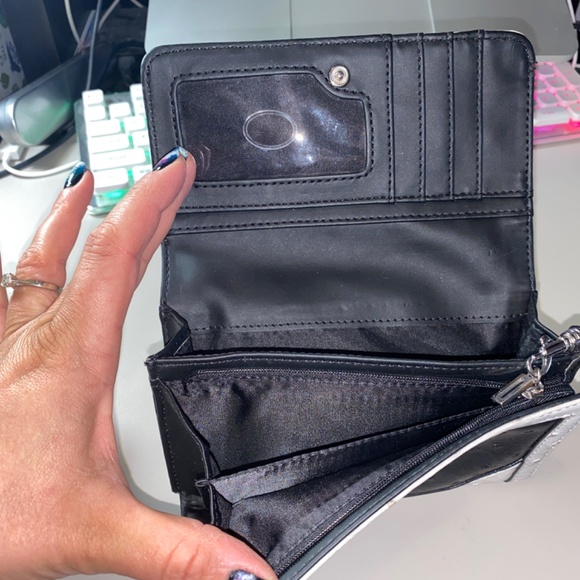 Guess Wallet - Picture 2 of 4